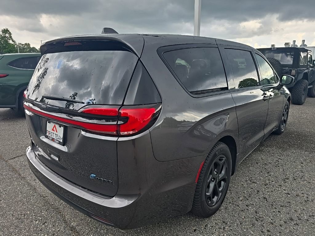 Used 2022 Chrysler Pacifica Limited w/ S Appearance Package FWD image 5