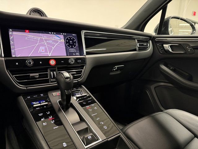 Certified 2025 Porsche Macan AWD/4WD image 18