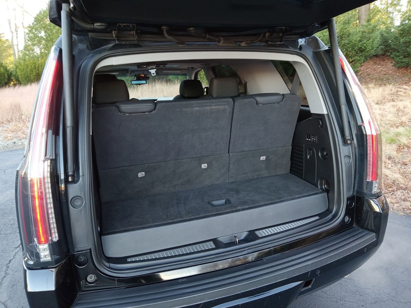 Used 2020 Cadillac Escalade Luxury w/ LPO, Radiant Package image 25