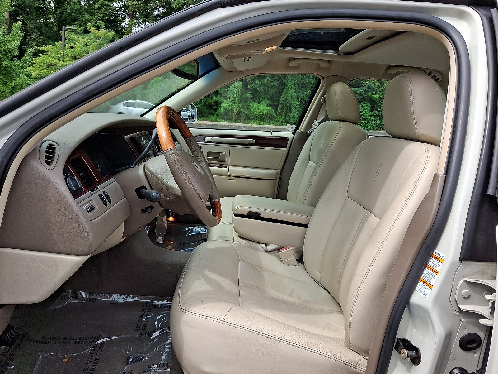 Used 2004 Lincoln Town Car Ultimate RWD image 13