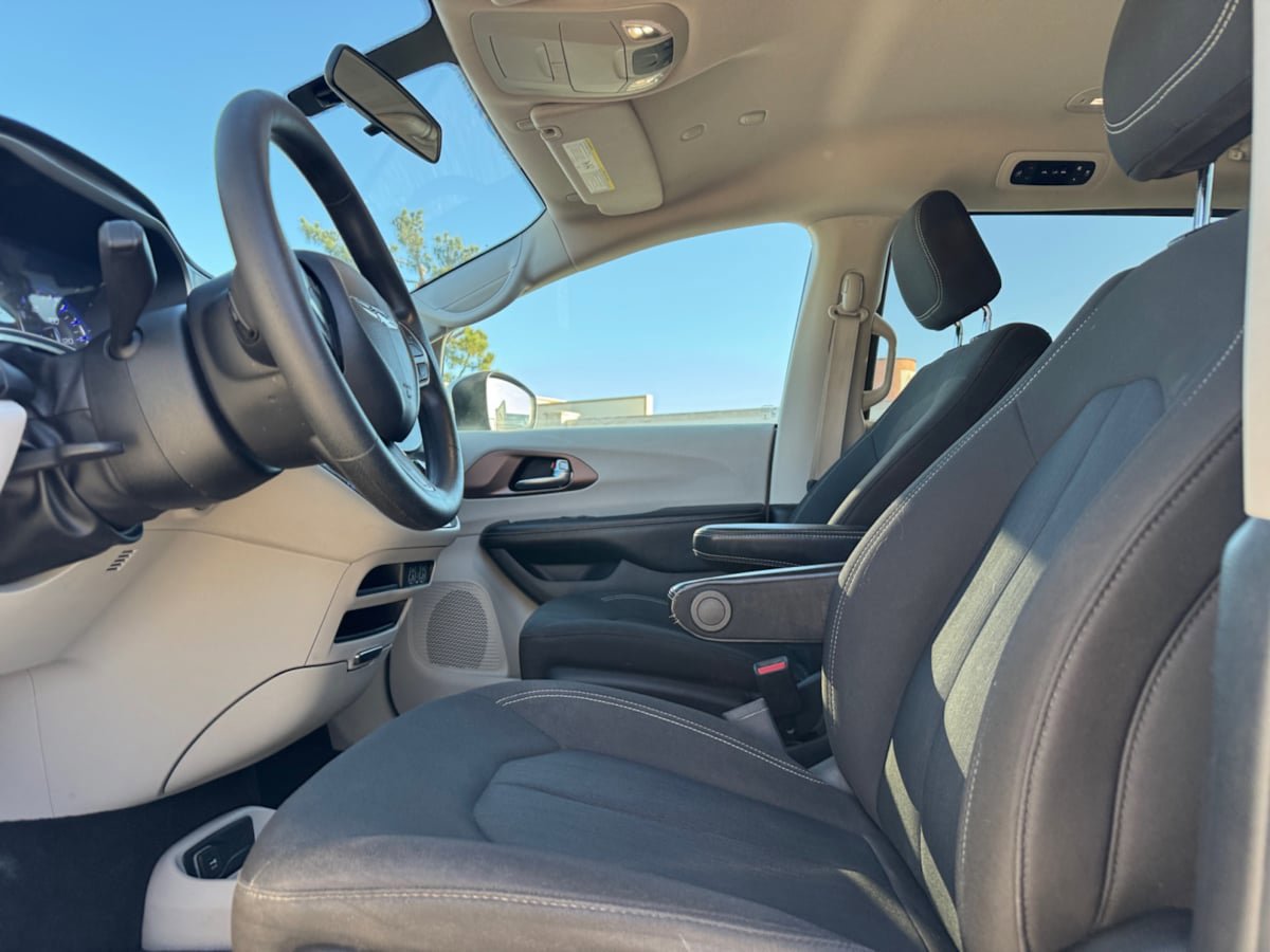 Used 2021 Chrysler Voyager LX image 16
