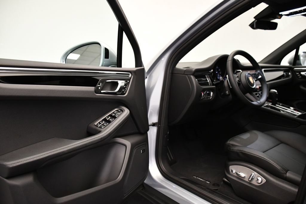 Certified 2026 Porsche Macan image 38