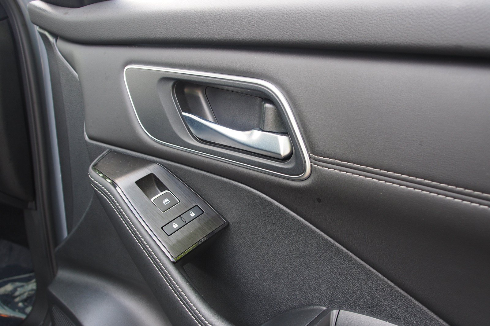 Used 2024 Nissan Rogue Platinum FWD image 13