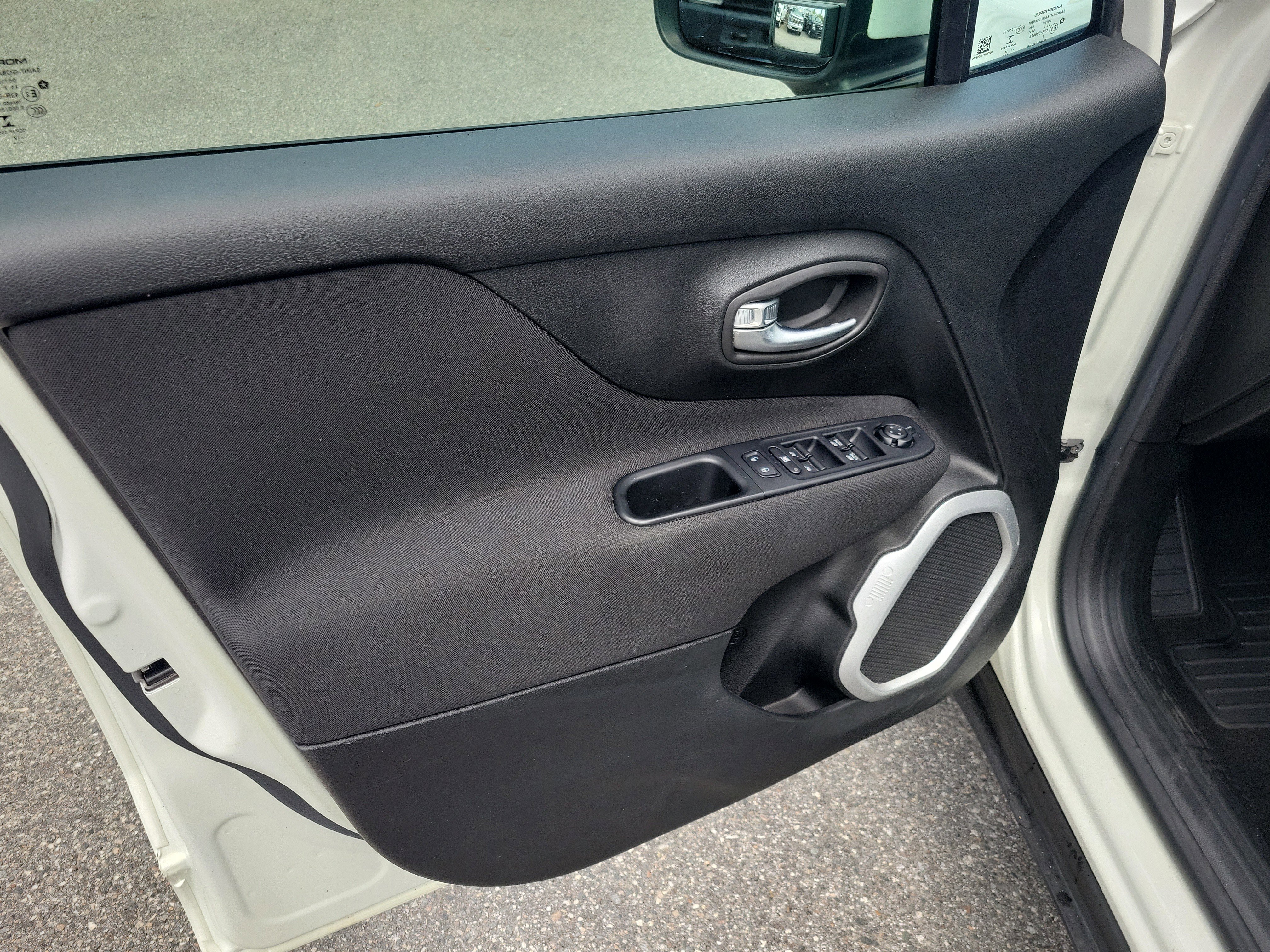 Used 2018 Jeep Renegade Latitude w/ Cold Weather Group image 5