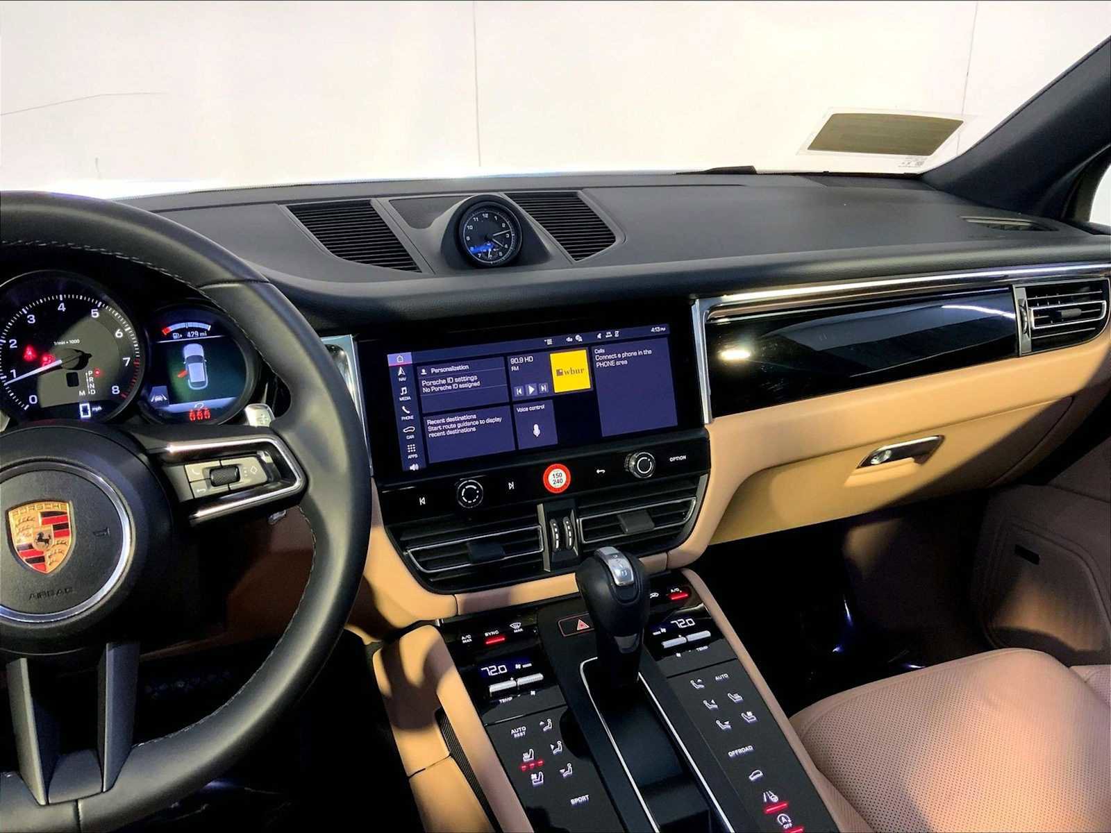 Certified 2025 Porsche Macan image 16