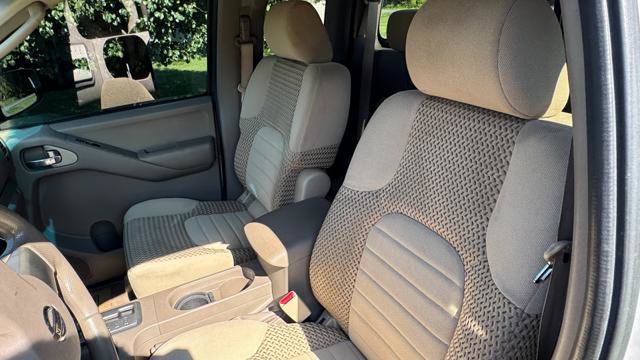 Used 2009 Nissan Frontier SE w/ SE Value Truck Pkg AWD/4WD image 9