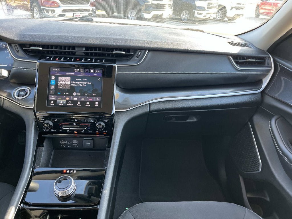 Used 2021 Jeep Grand Cherokee L Laredo w/ Luxury Tech Group I AWD/4WD image 11
