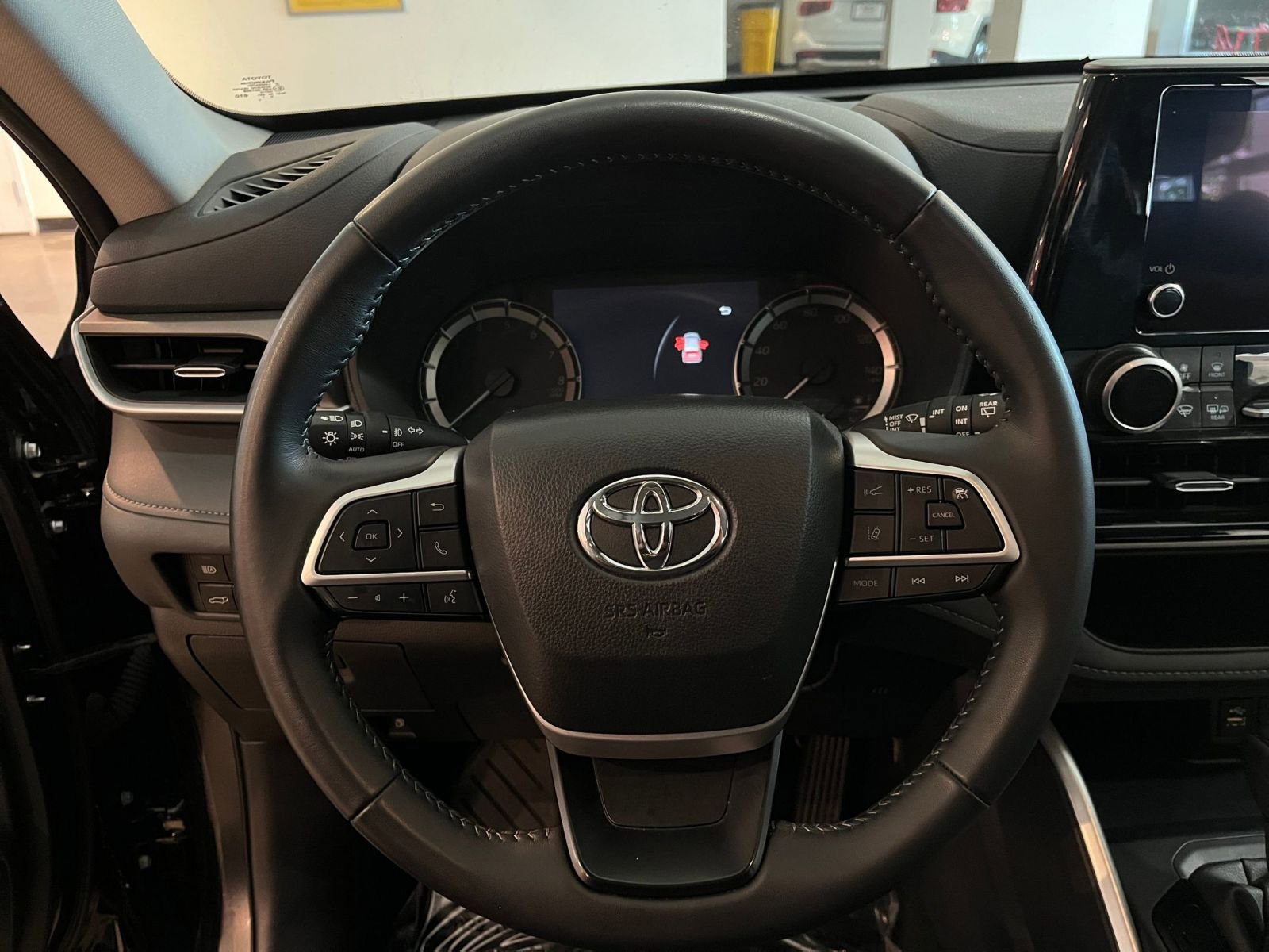 Used 2025 Toyota Highlander LE FWD image 29