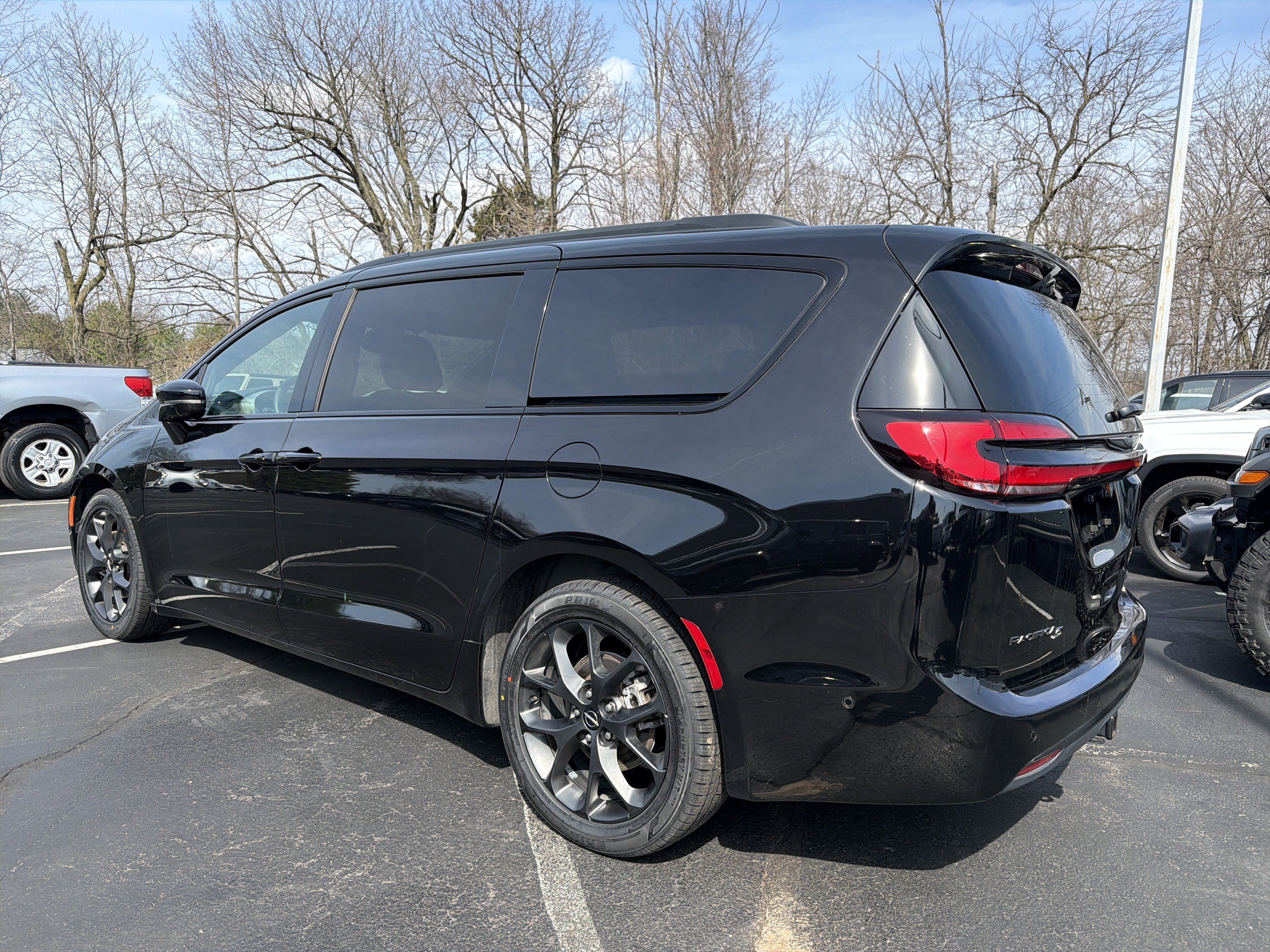 Used 2024 Chrysler Pacifica Limited w/ Uconnect Theater Family Group image 5