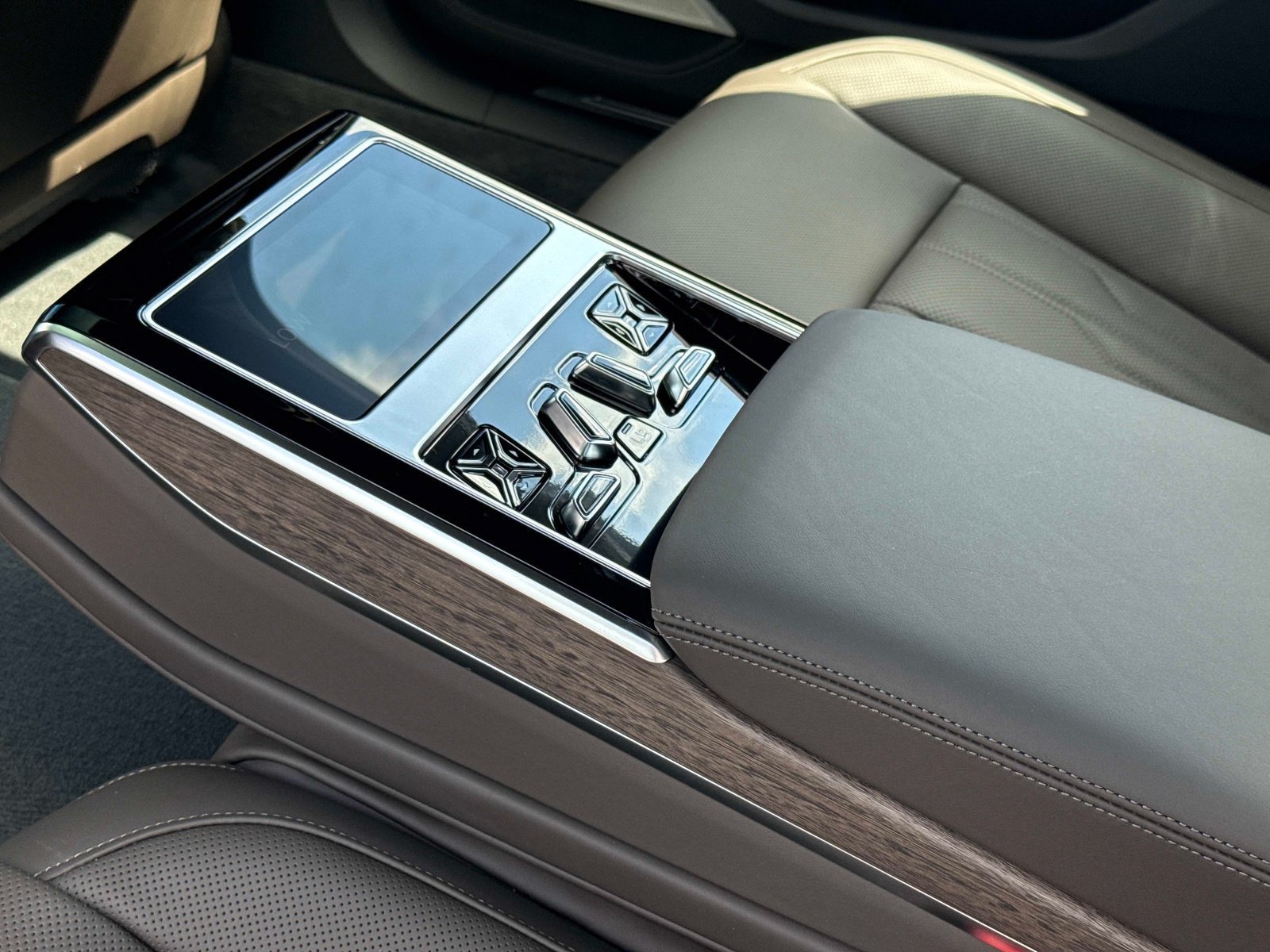 New 2027 Audi A8 L 3.0T AWD/4WD image 14