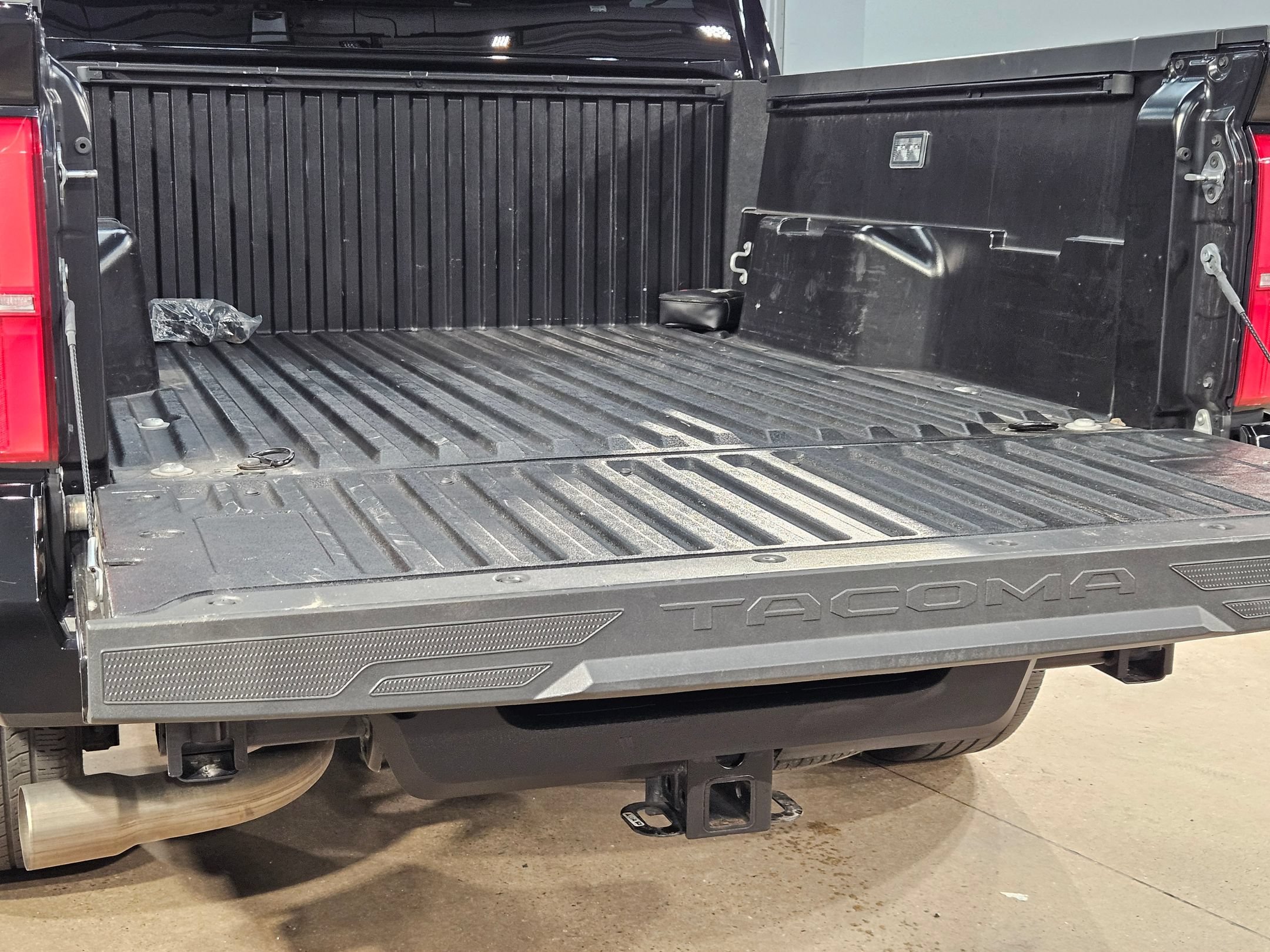 Used 2025 Toyota Tacoma SR5 AWD/4WD image 18