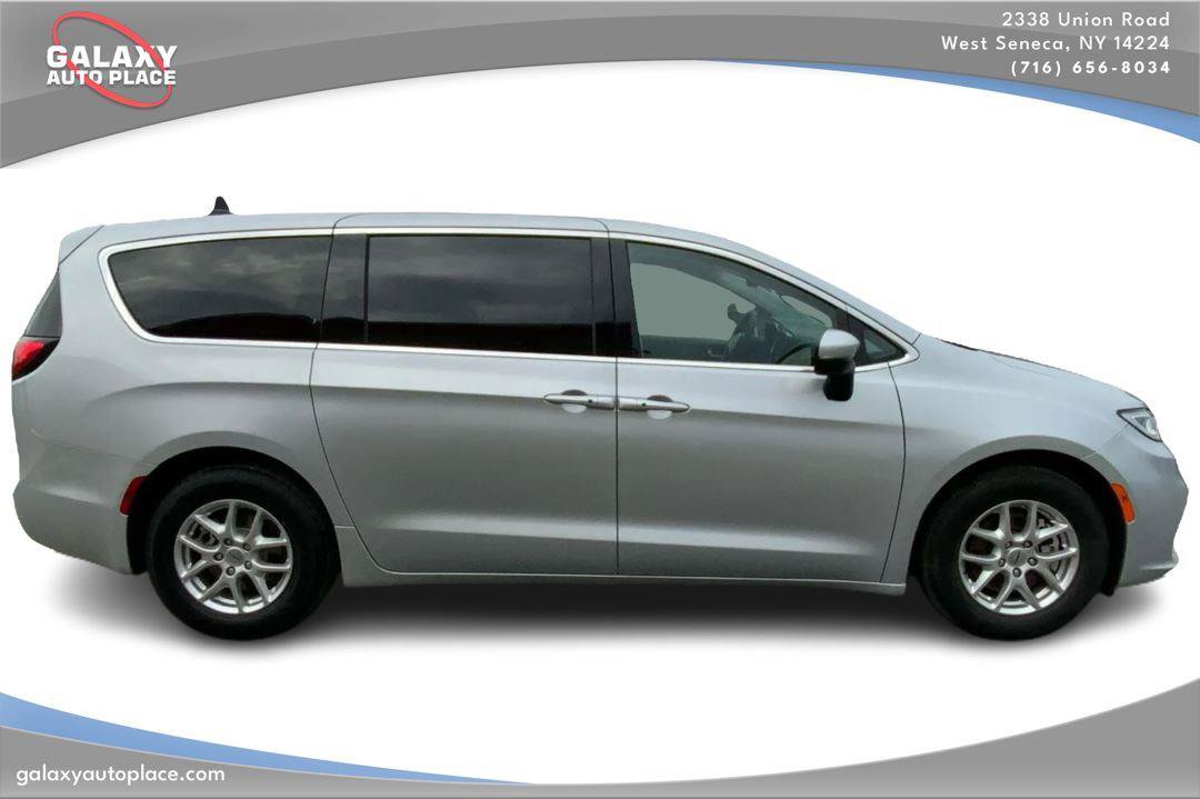 Used 2023 Chrysler Pacifica Touring-L FWD image 4