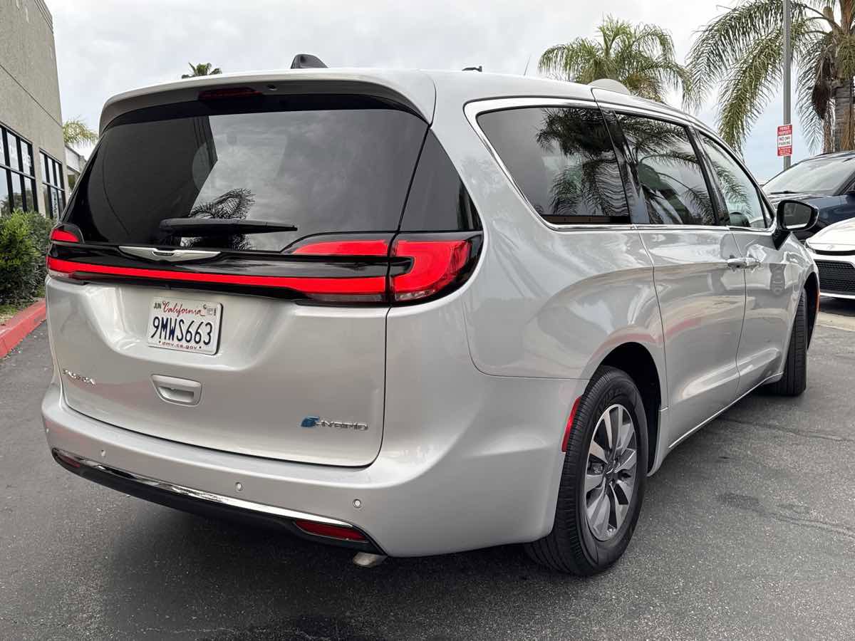 Used 2024 Chrysler Pacifica Select FWD image 4