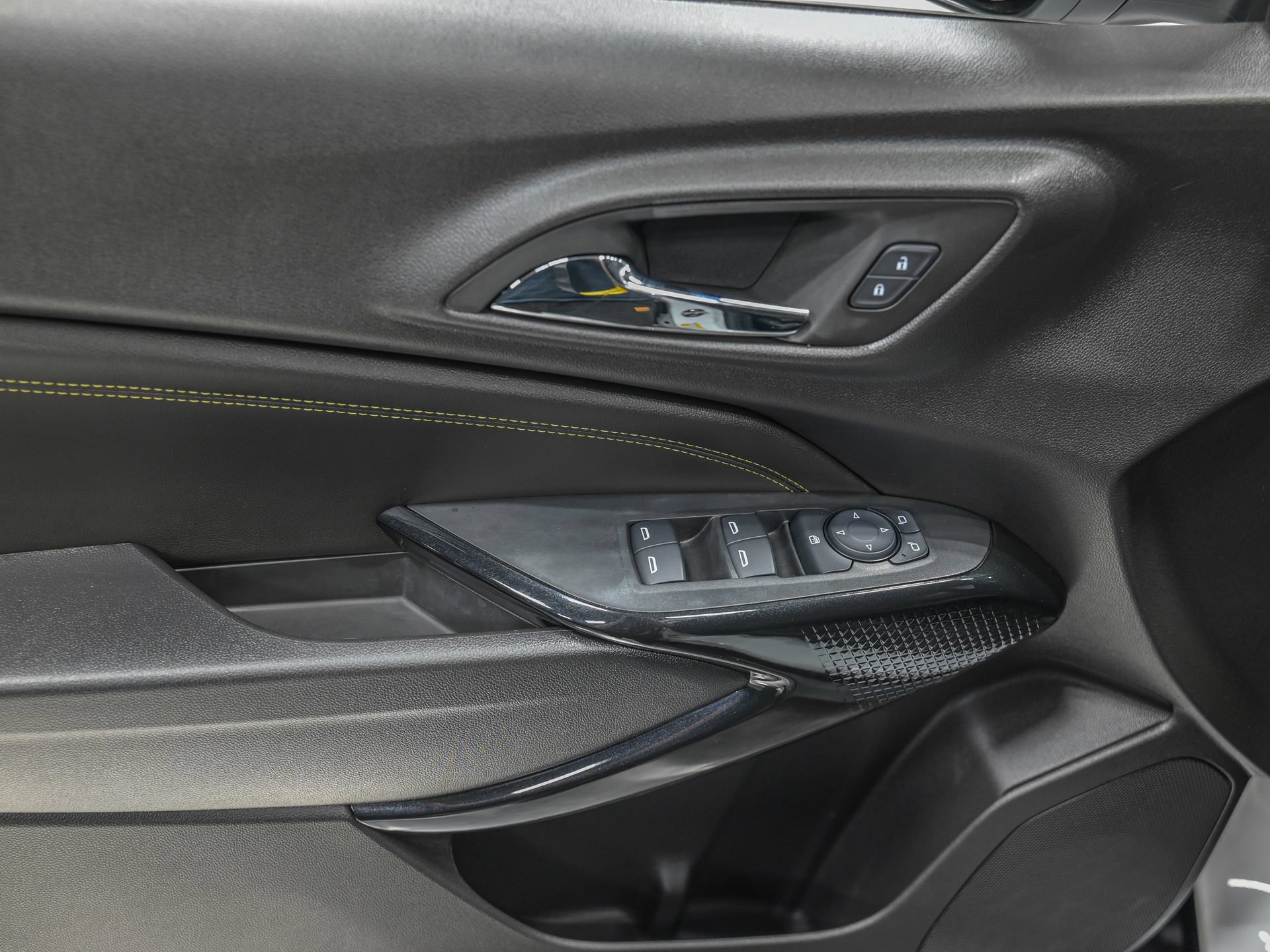Used 2025 Chevrolet Trax LT w/ Driver Confidence Package FWD image 15