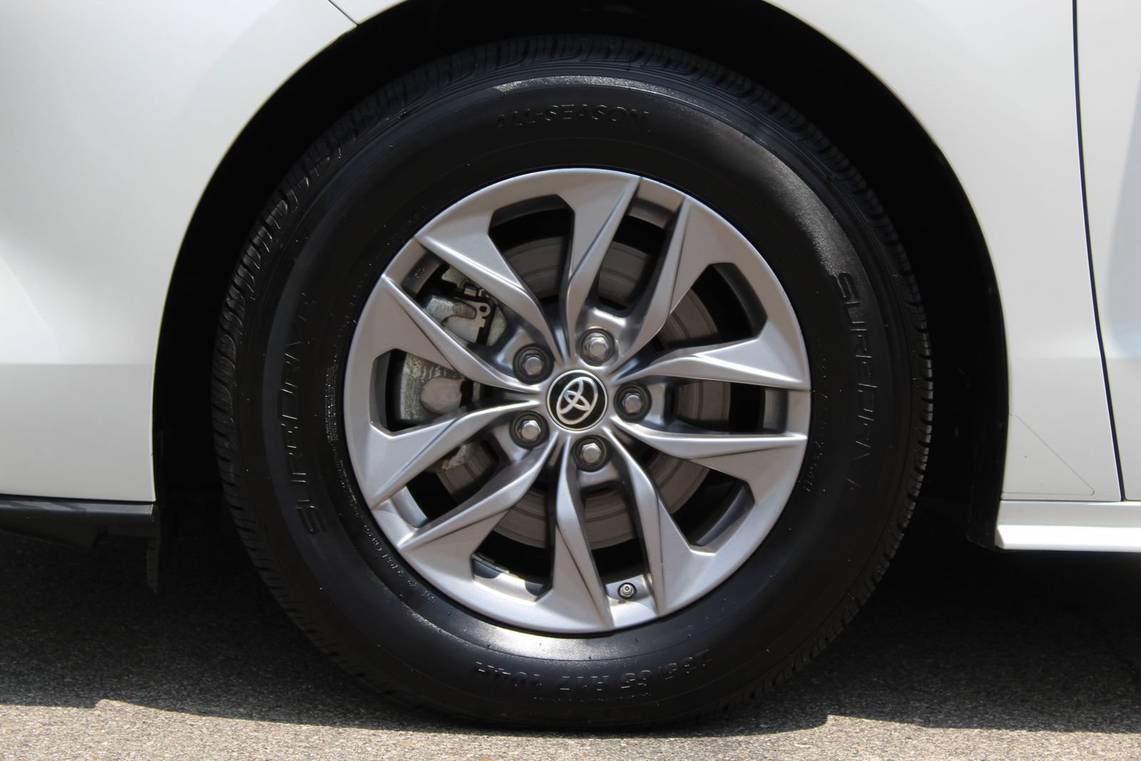 Used 2024 Toyota Sienna XLE FWD image 28