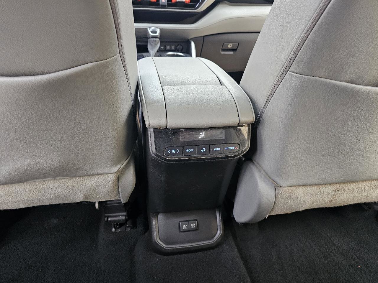 Used 2021 Toyota Highlander XLE image 28
