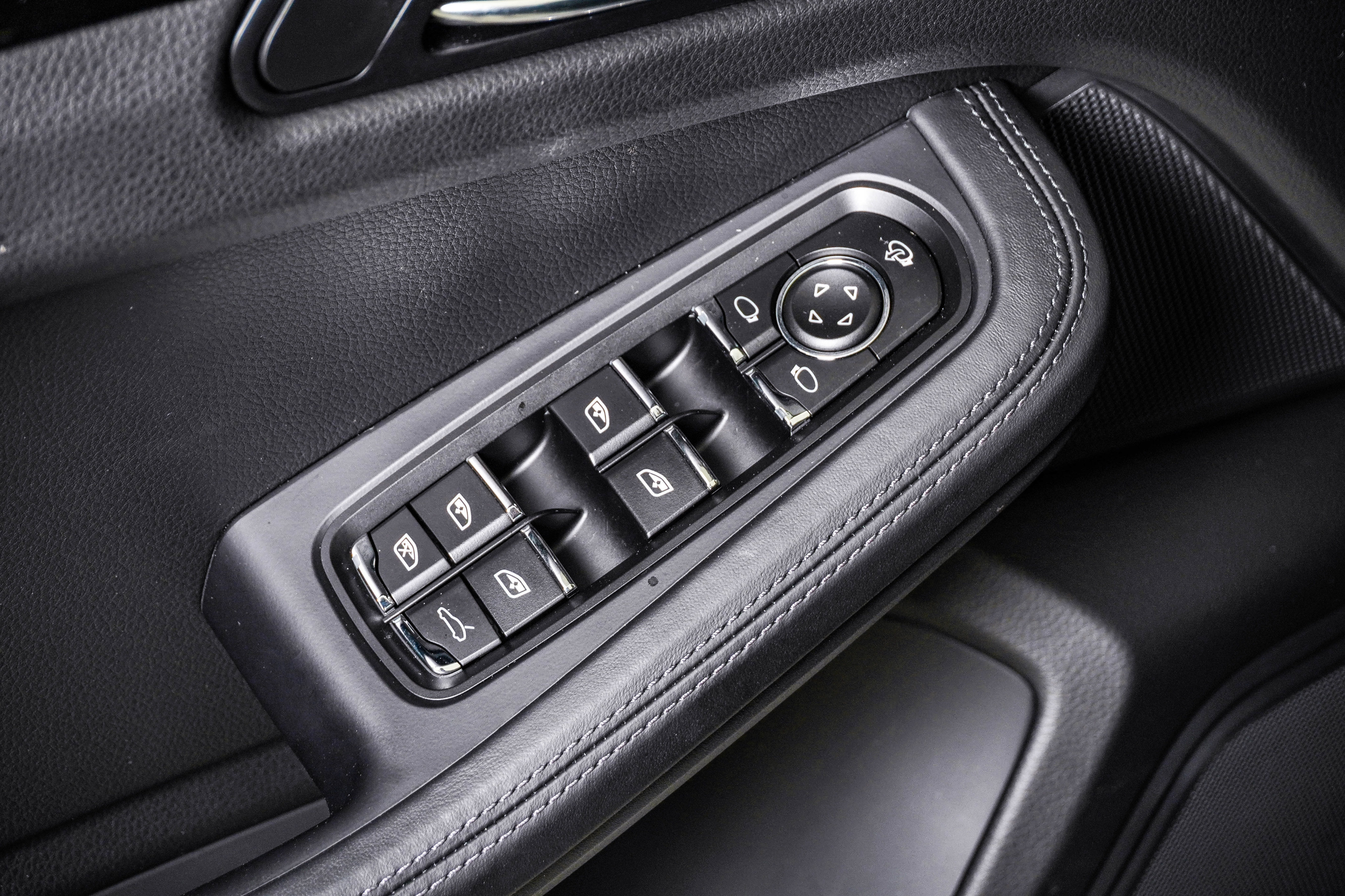 Certified 2026 Porsche Macan Turbo AWD/4WD image 29