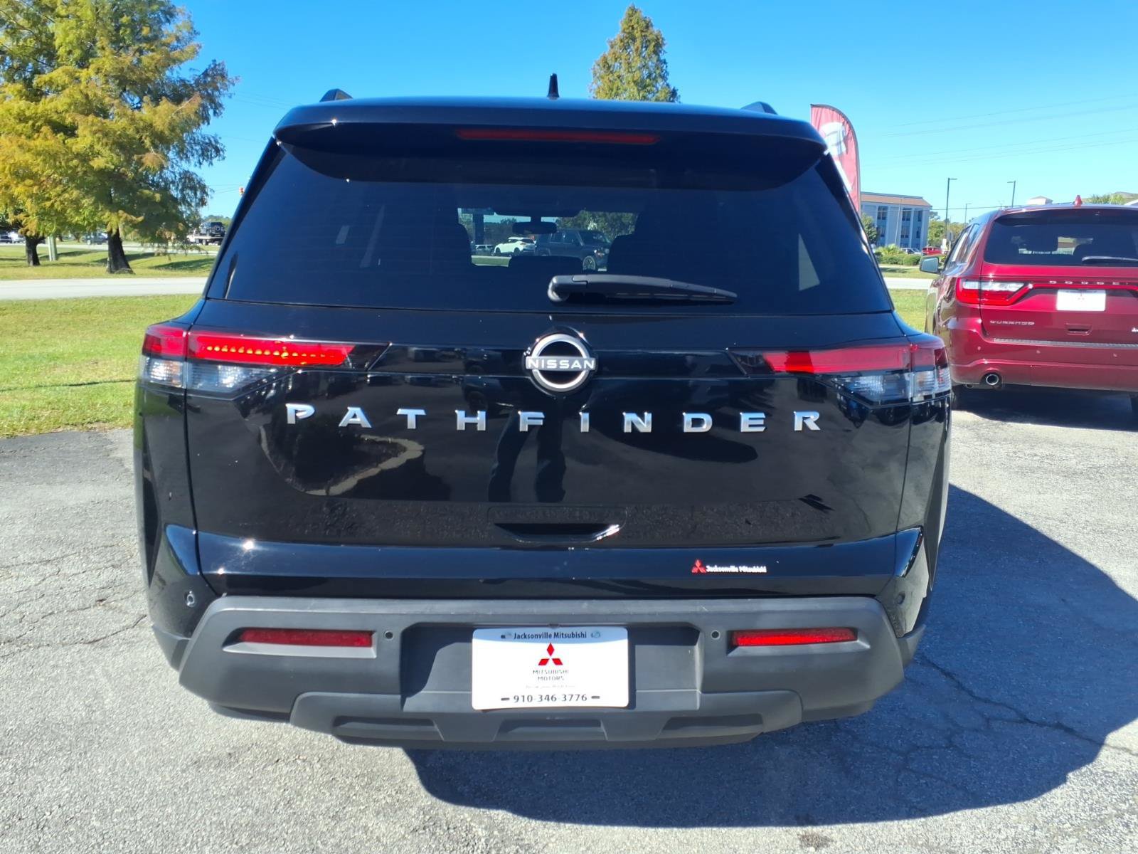 Used 2025 Nissan Pathfinder SV FWD image 3