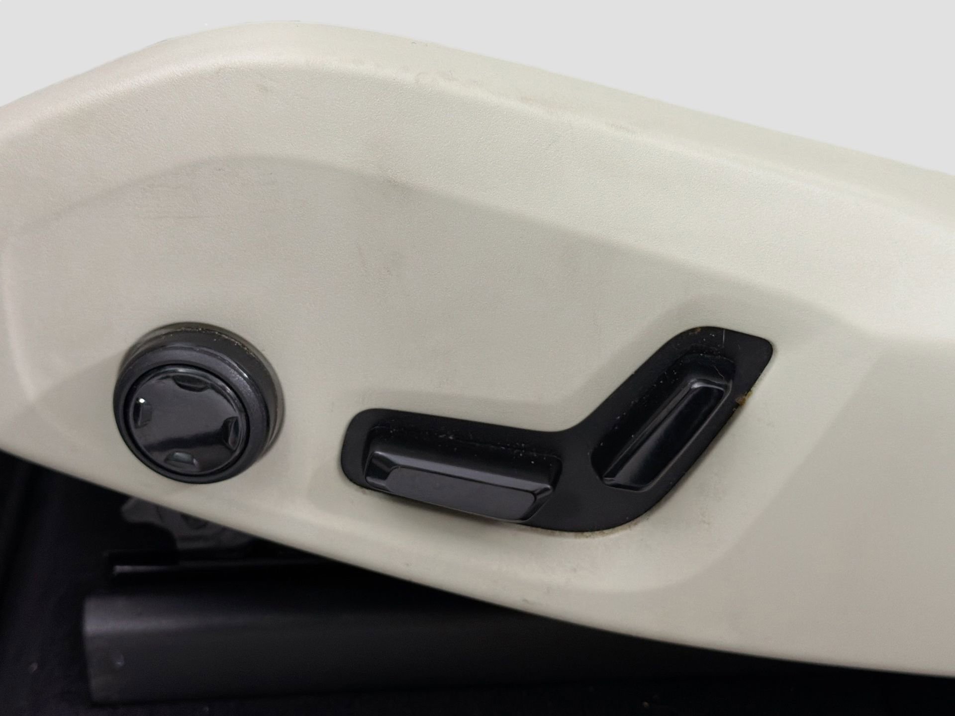 Used 2017 Volvo XC90 T6 Momentum w/ Vision Package image 20