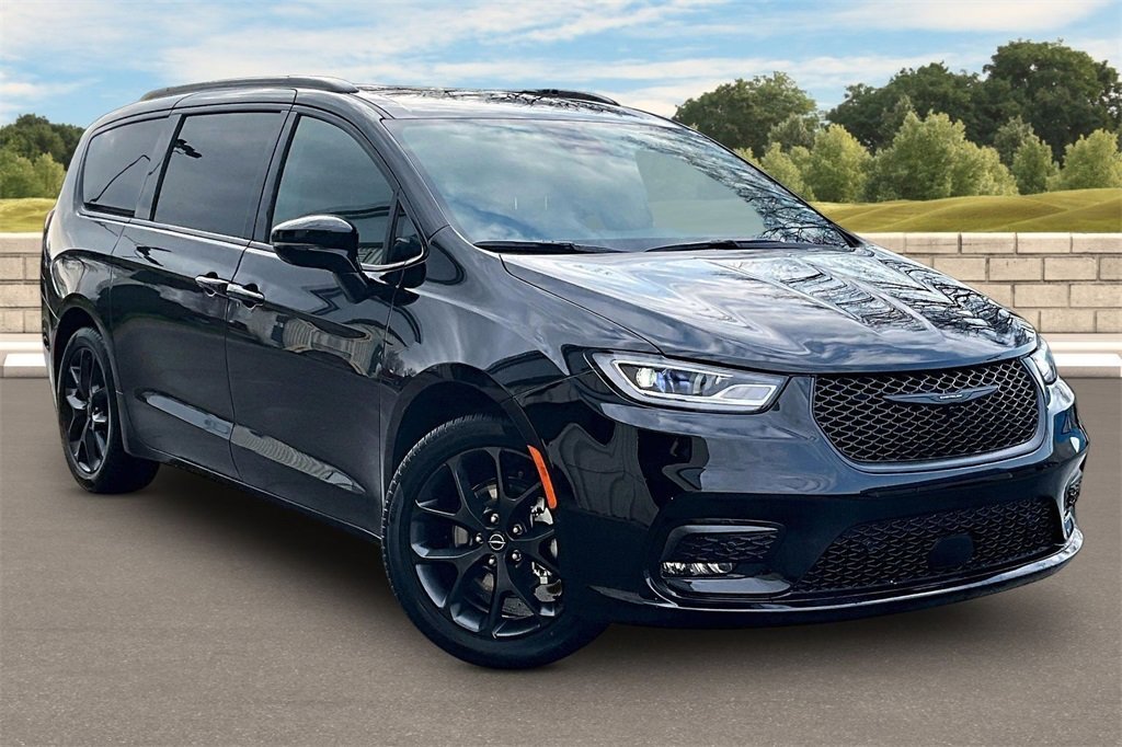 New 2026 Chrysler Pacifica Select image 2