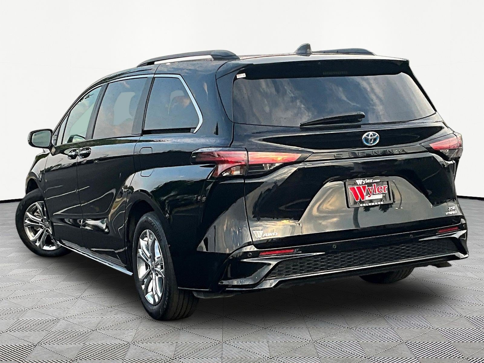 Used 2023 Toyota Sienna XSE w/ XSE Plus Package AWD/4WD image 4