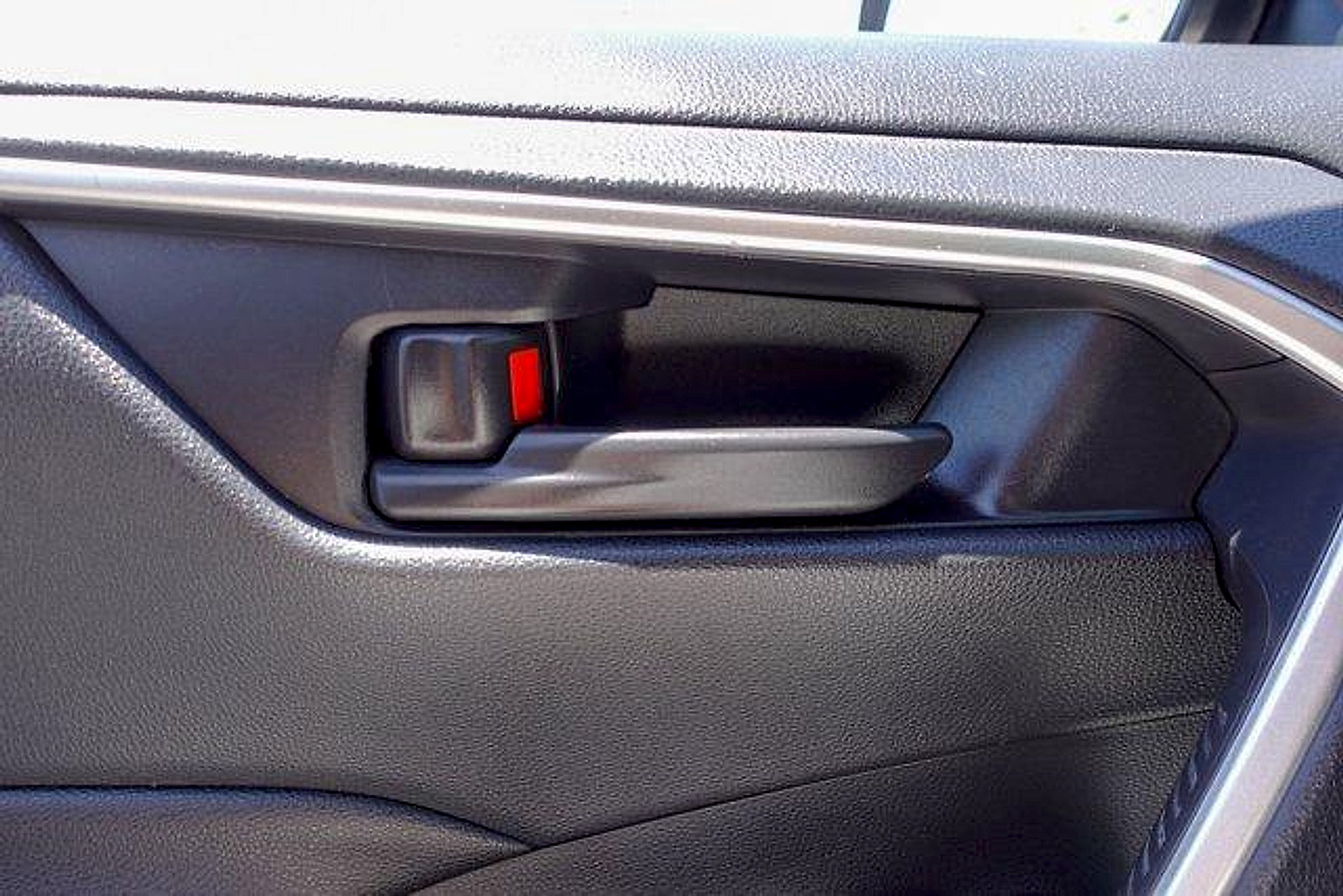 Used 2023 Toyota RAV4 LE AWD/4WD image 13