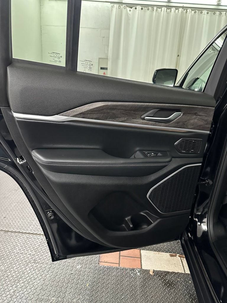 Used 2023 Jeep Grand Cherokee 4WD 4xe image 28