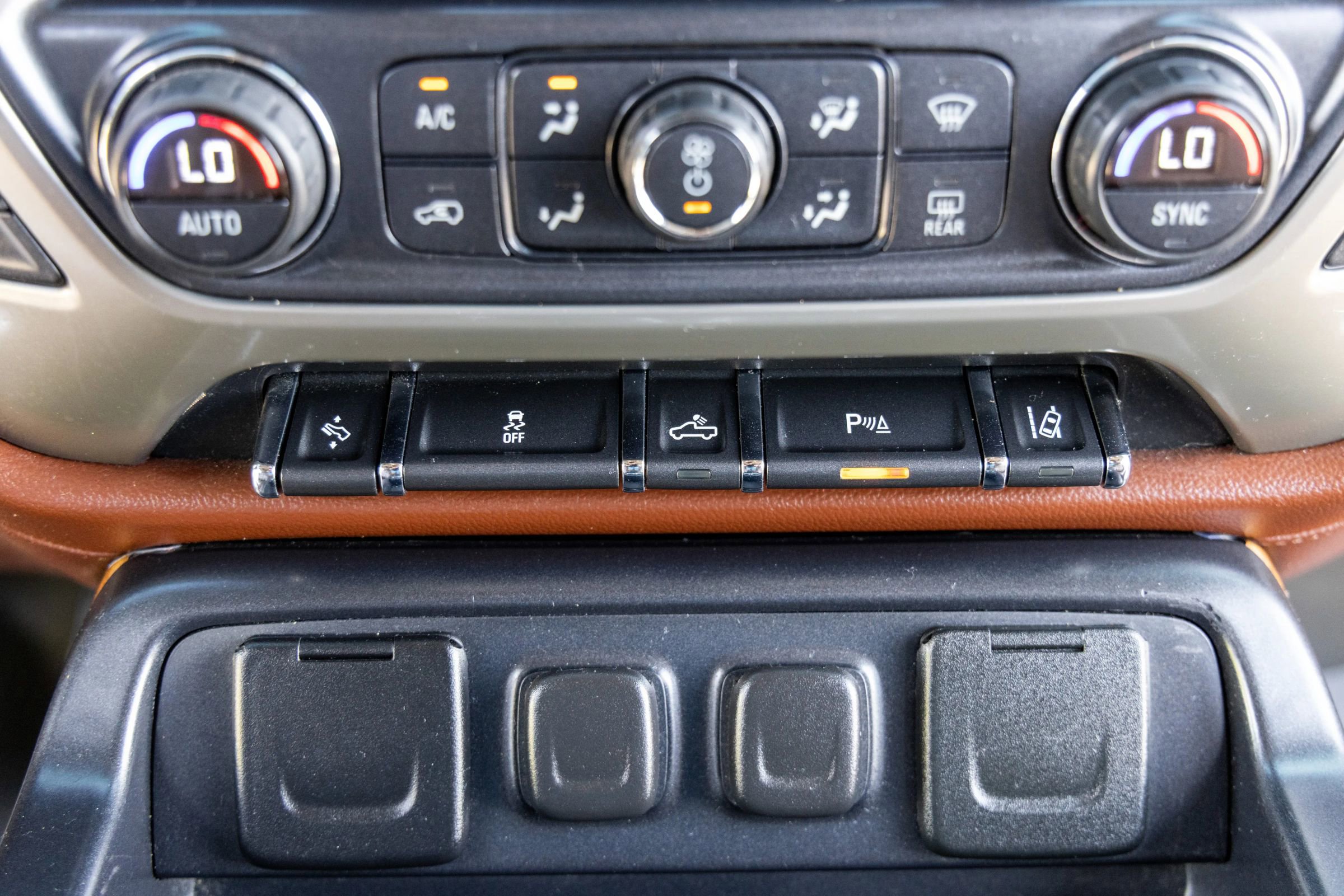 Used 2015 Chevrolet Silverado 1500 High Country image 26