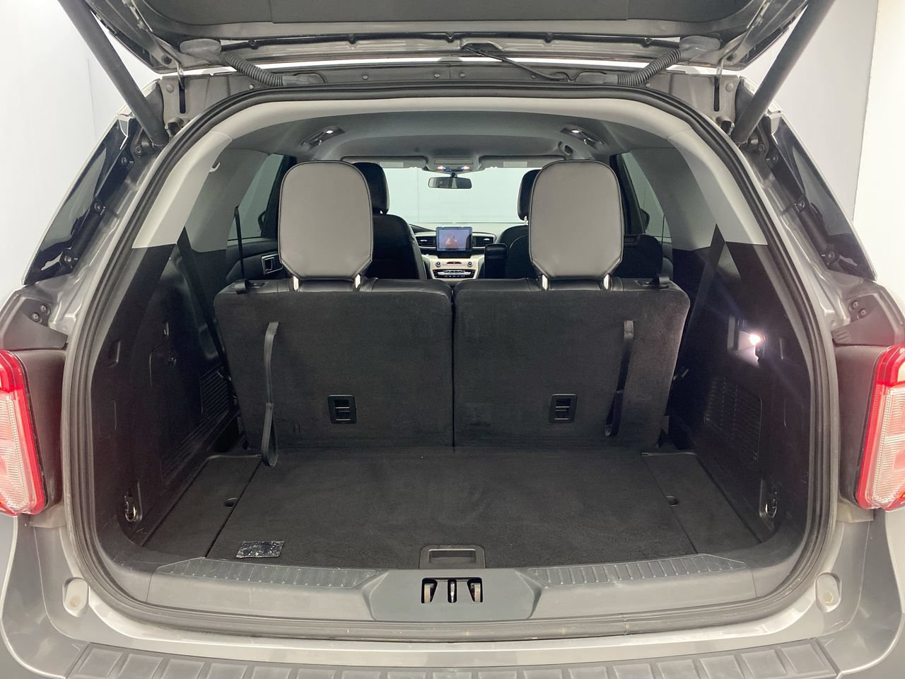 Used 2021 Ford Explorer XLT w/ Equipment Group 202A AWD/4WD image 25