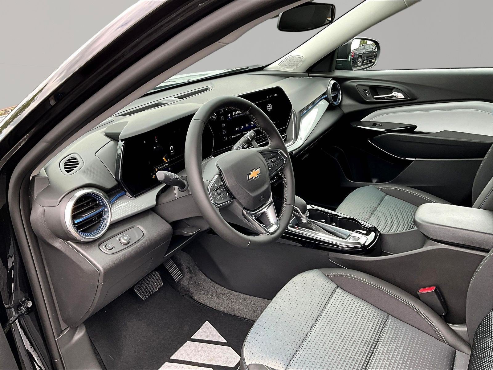 New 2026 Chevrolet Trax LT w/ LT Convenience Package FWD image 16