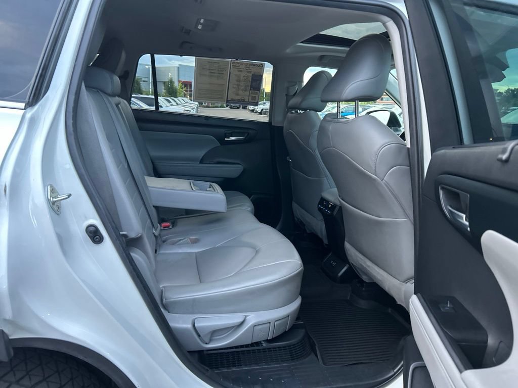 Used 2020 Toyota Highlander XLE AWD/4WD image 16