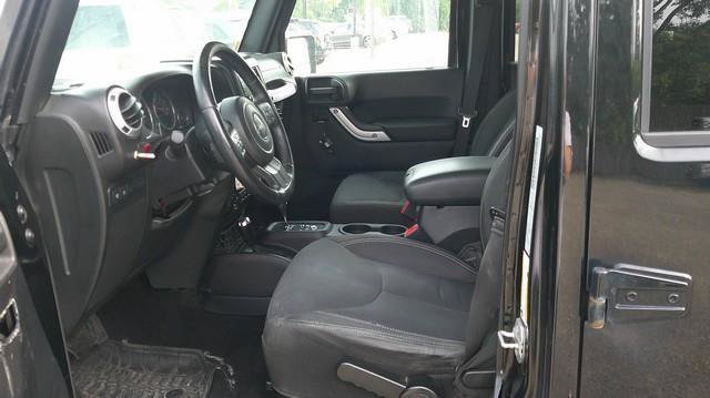 Used 2015 Jeep Wrangler Unlimited Rubicon w/ Connectivity Group AWD/4WD image 5