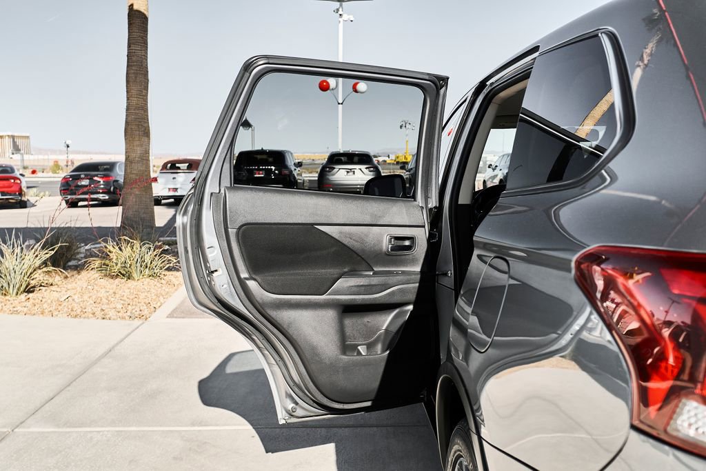 Used 2016 Mitsubishi Outlander SE AWD/4WD image 13