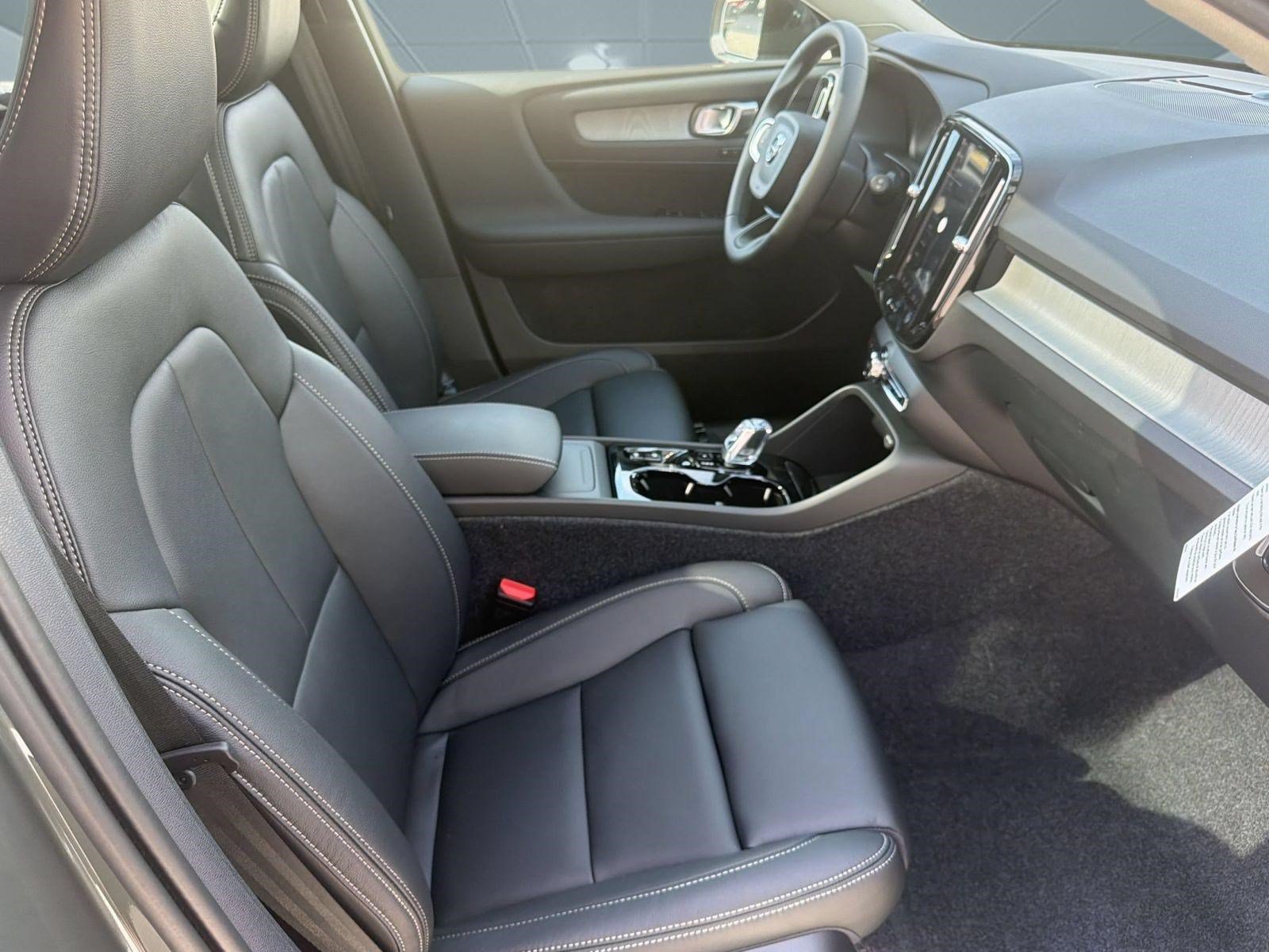 New 2026 Volvo XC40 B4 Plus w/ Protection Package Premier FWD image 24