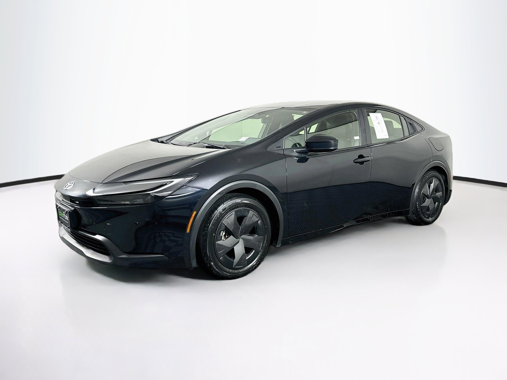 Used 2025 Toyota Prius LE FWD image 3
