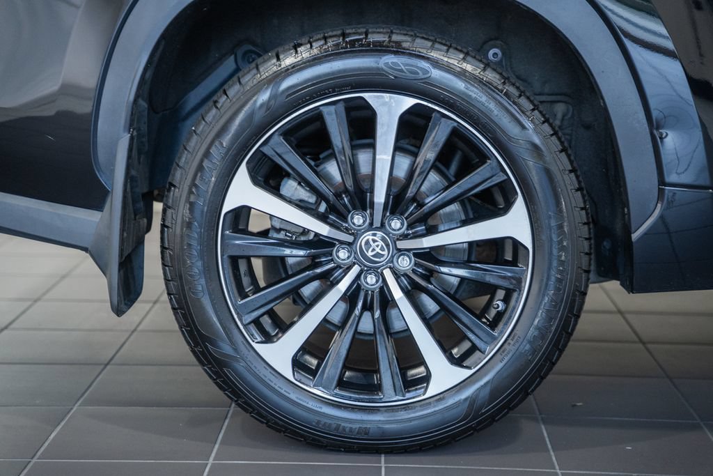 Used 2022 Toyota Highlander XSE AWD/4WD image 11