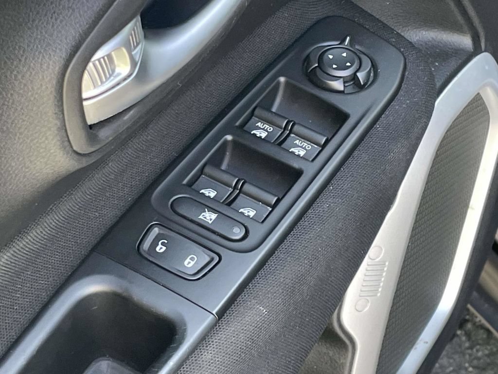 Certified 2020 Jeep Renegade Latitude w/ Popular Equipment Group AWD/4WD image 24