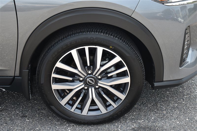 Used 2023 Nissan Kicks SV FWD image 3