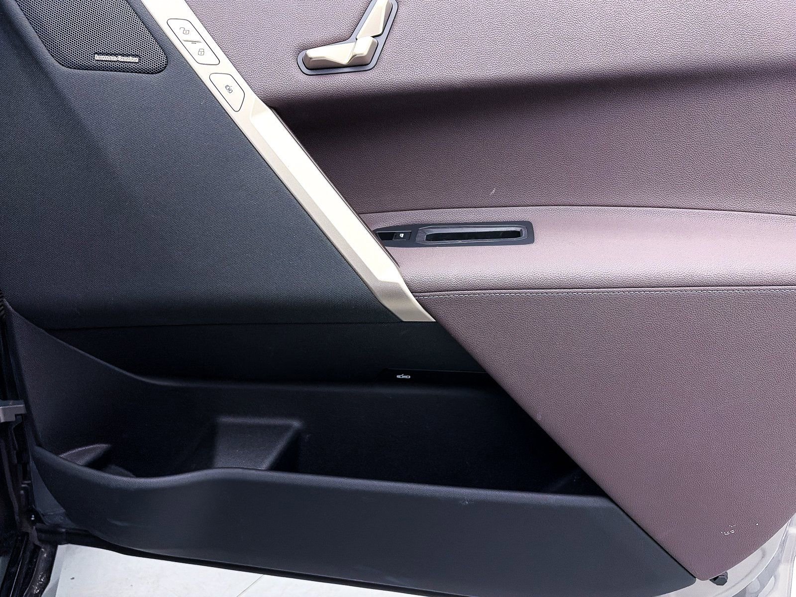 Used 2023 BMW iX xDrive50 w/ Sport Package image 33