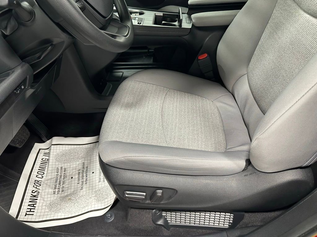 Used 2025 Toyota Sienna LE image 13