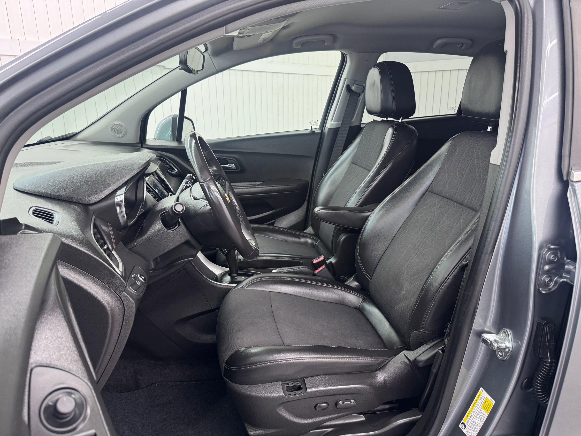 Used 2019 Chevrolet Trax LT w/ LT Convenience Package AWD/4WD image 9