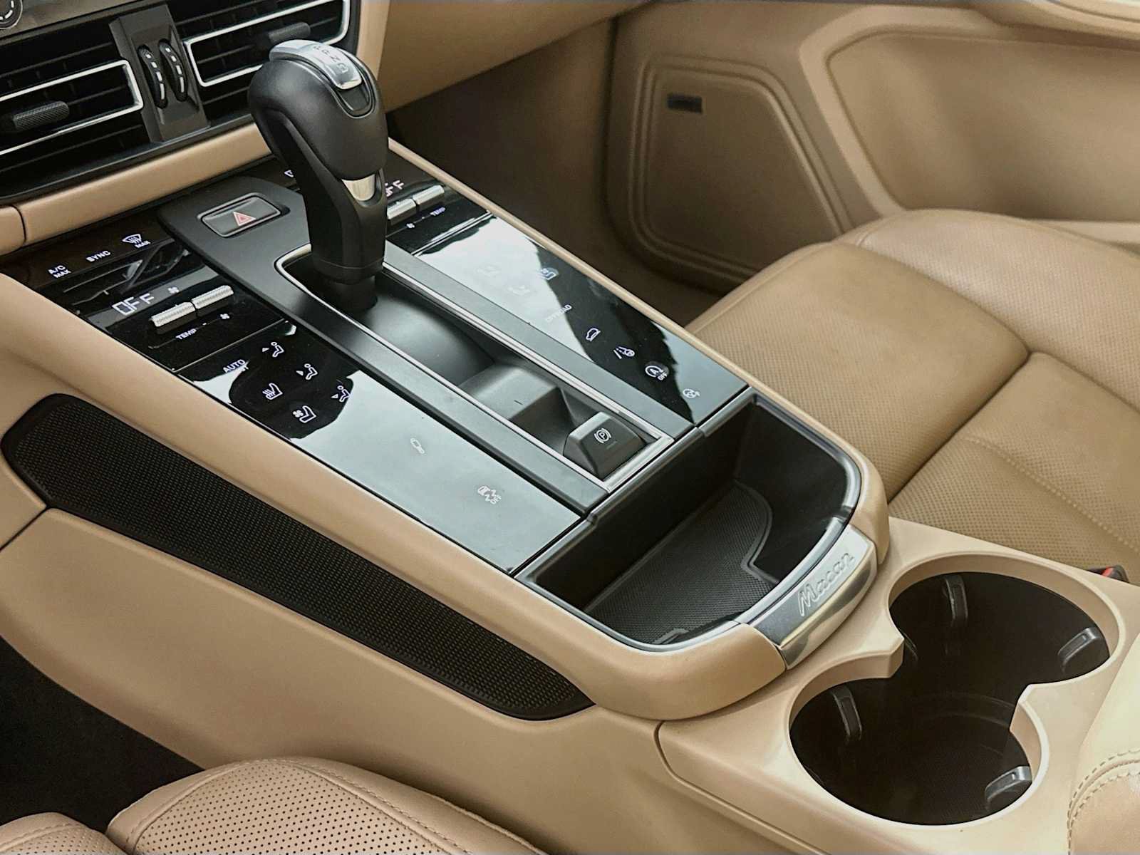 Certified 2024 Porsche Macan Turbo AWD/4WD image 20