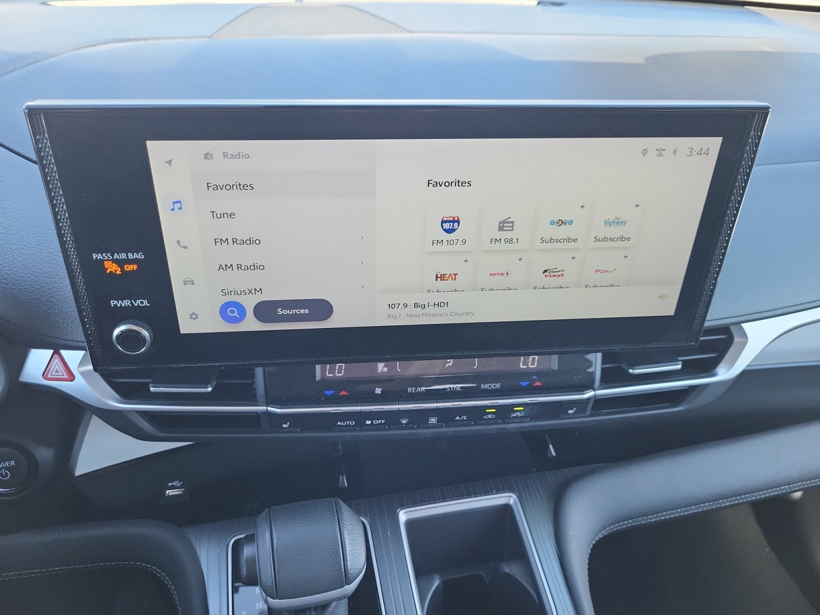 Used 2025 Toyota Sienna XLE FWD image 11