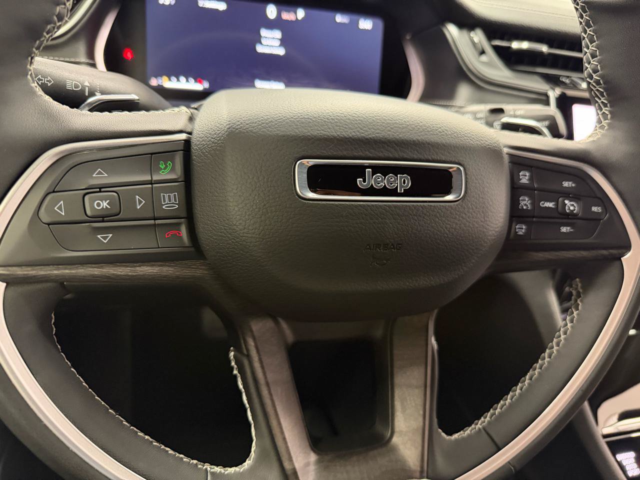 Used 2025 Jeep Grand Cherokee L Limited w/ Black Appearance Package AWD/4WD image 18