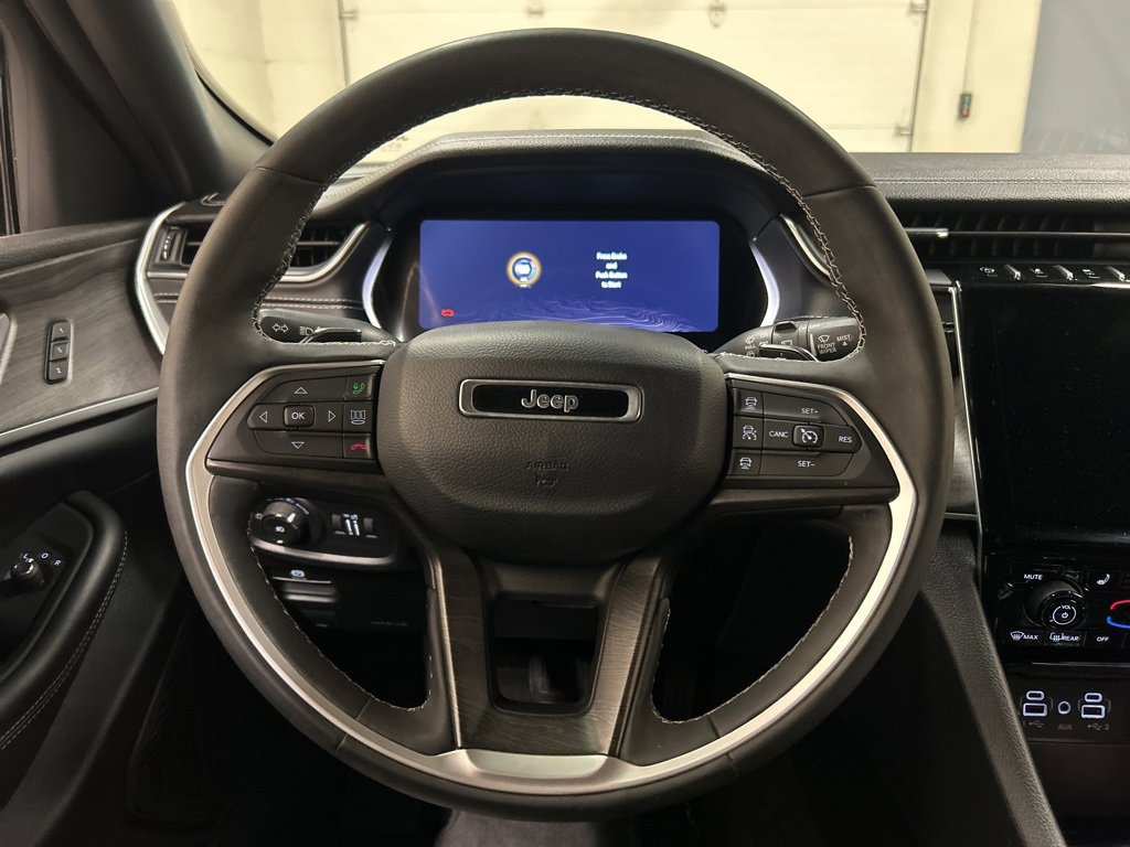 Used 2024 Jeep Grand Cherokee Limited w/ Black Appearance Package image 17