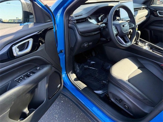 New 2025 Jeep Compass Latitude w/ Sun & Sound Group image 18