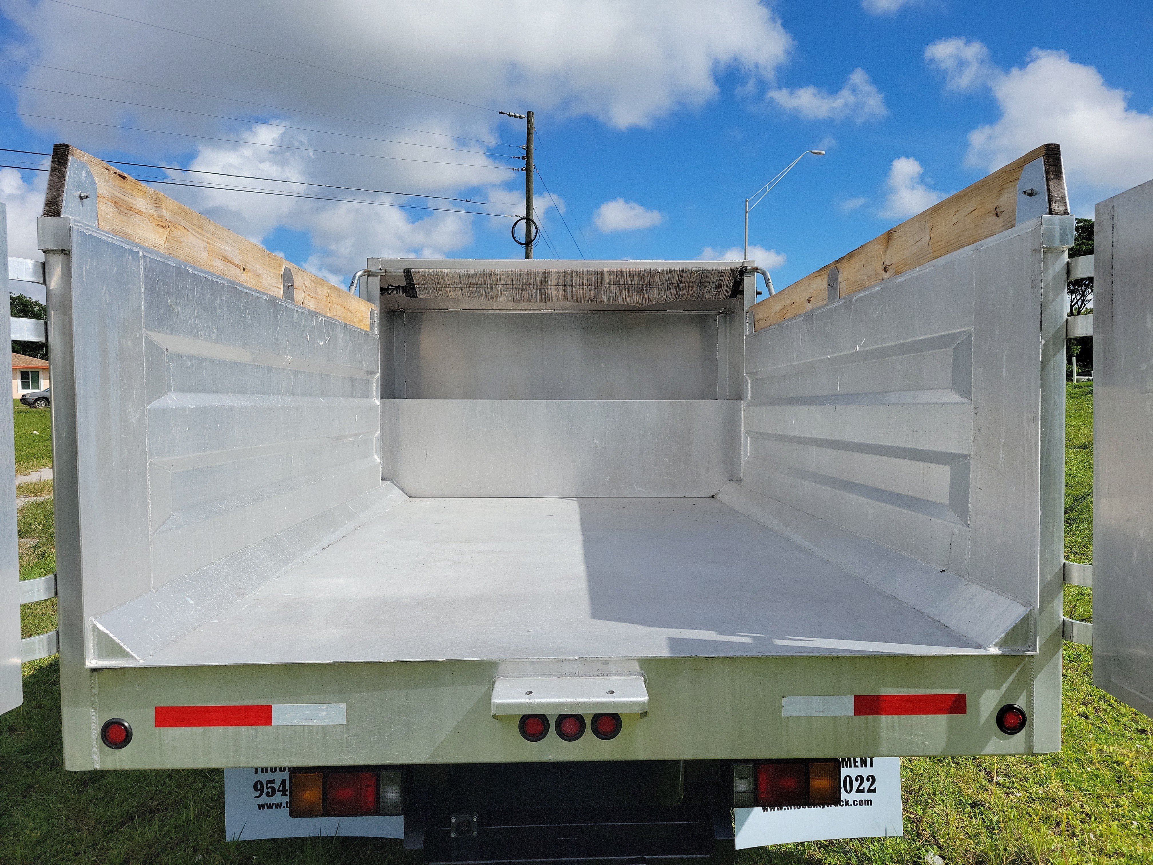 Used 2024 Isuzu NPR RWD image 17