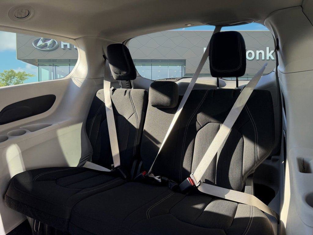 Used 2023 Chrysler Voyager LX image 29