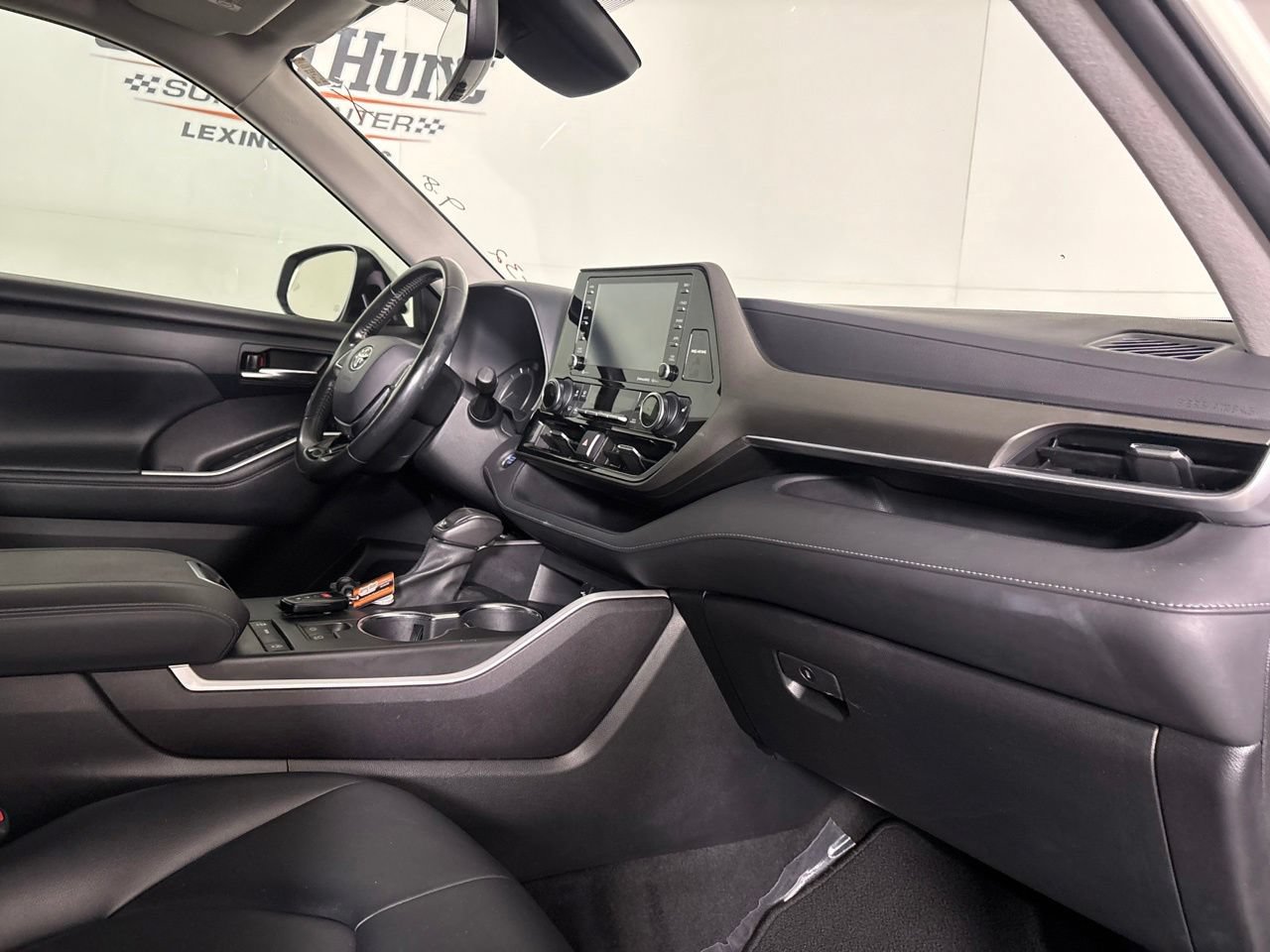 Used 2021 Toyota Highlander XLE FWD image 33