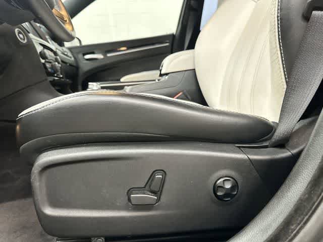 Used 2018 Chrysler 300 S w/ 300S Premium Group RWD image 27